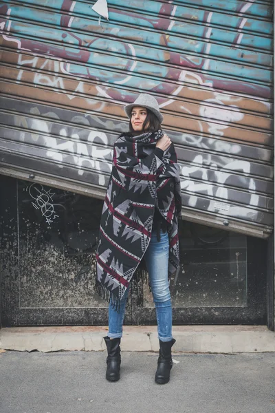 Hermosa joven morena posando en las calles de la ciudad — Foto de Stock