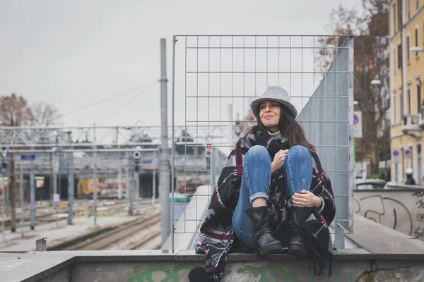 Schöne junge Brünette posiert in den Straßen der Stadt — Stockfoto