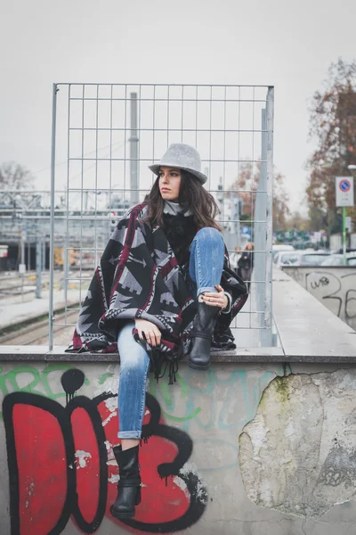 Hermosa joven morena posando en las calles de la ciudad — Foto de Stock