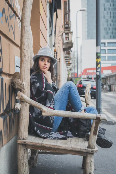 Hermosa joven morena posando en las calles de la ciudad —  Fotos de Stock