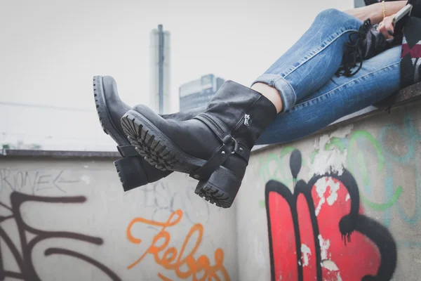 Detalj av en ung kvinna som bär biker boots — Stockfoto