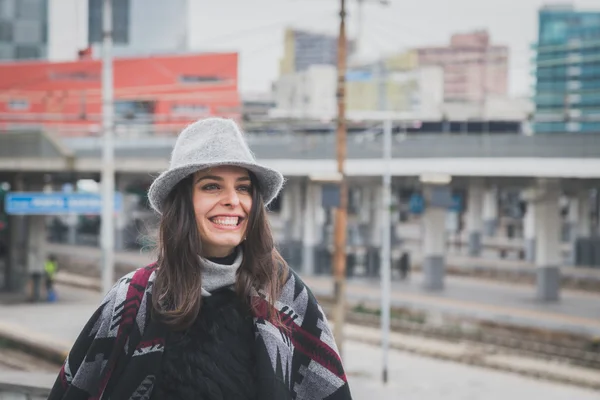 Hermosa joven morena posando en las calles de la ciudad — Foto de Stock