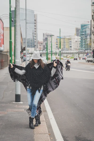 Красивая юная брюнетка позирует на улицах города — стоковое фото