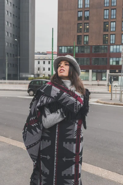 Bella giovane bruna in posa nelle strade della città — Foto Stock