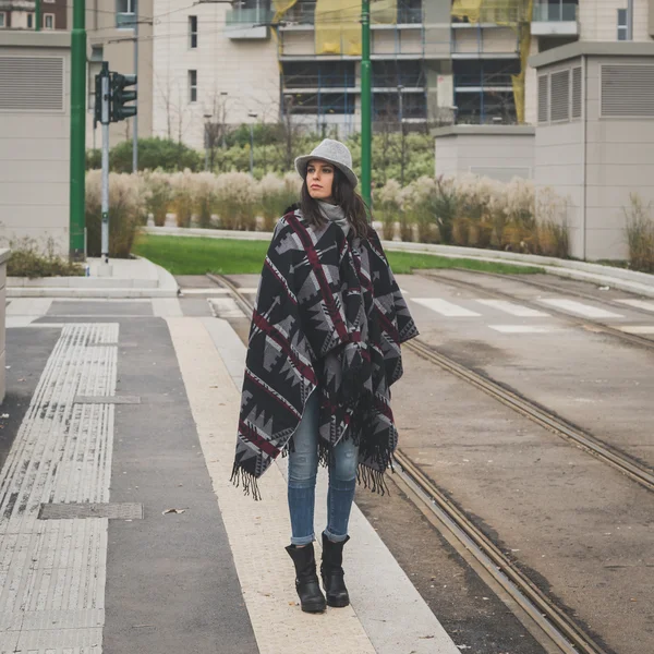 Hermosa joven morena posando en las calles de la ciudad — Foto de Stock