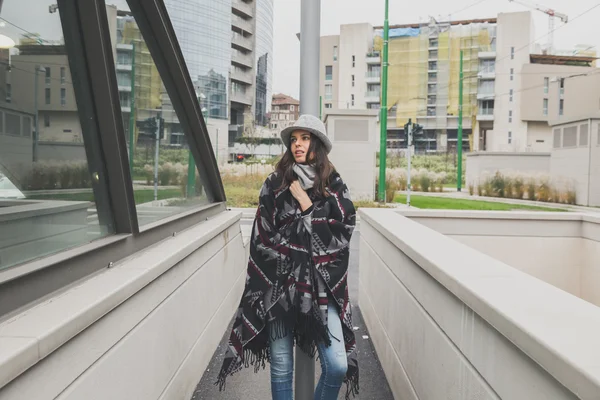 Hermosa joven morena posando en las calles de la ciudad — Foto de Stock