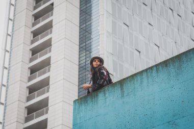 Şehir sokaklarını poz güzel genç esmer