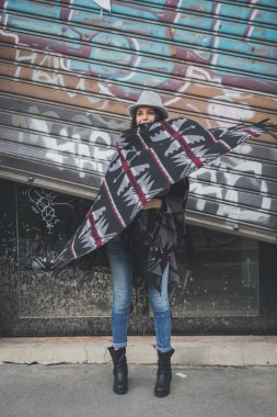 Şehir sokaklarını poz güzel genç esmer