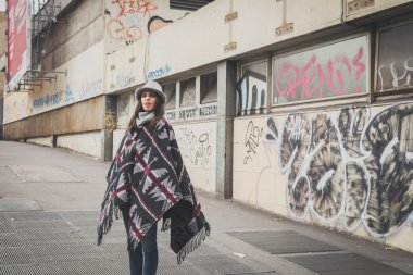 Şehir sokaklarını poz güzel genç esmer