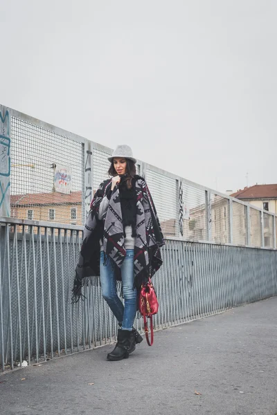 Bella giovane bruna in posa nelle strade della città — Foto Stock