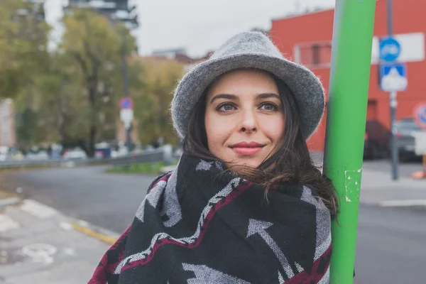 Beautiful young brunette posing in the city streets — Stock Photo, Image