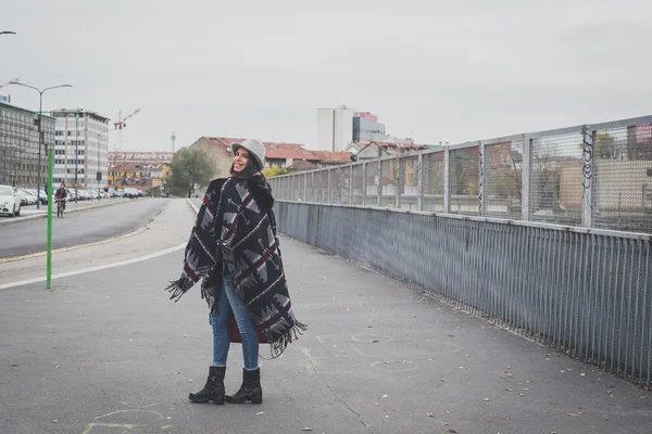 Schöne junge Brünette posiert in den Straßen der Stadt — Stockfoto