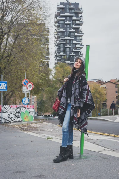 Linda jovem morena posando nas ruas da cidade — Fotografia de Stock