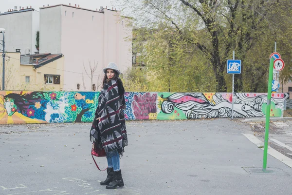 Linda jovem morena posando nas ruas da cidade — Fotografia de Stock