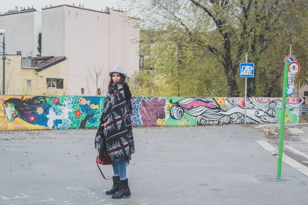 Hermosa joven morena posando en las calles de la ciudad —  Fotos de Stock