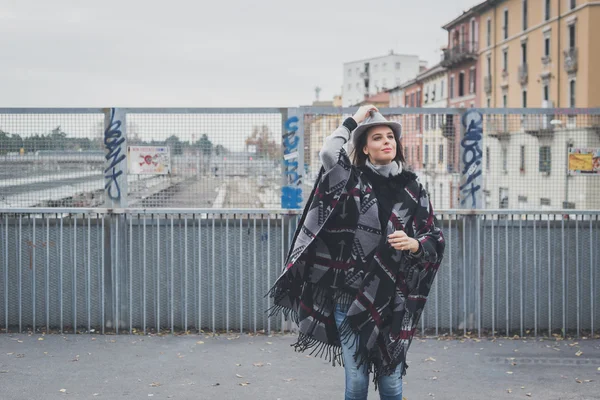 Krásná mladá brunetka pózuje v ulicích města — Stock fotografie