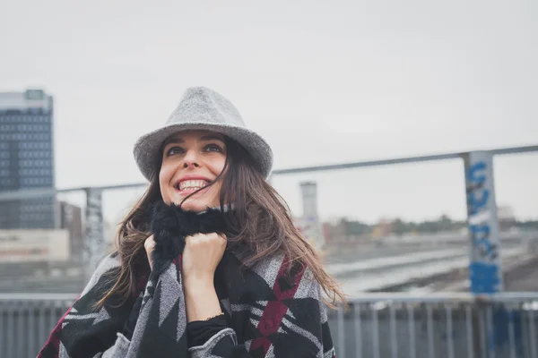 Krásná mladá brunetka pózuje v ulicích města — Stock fotografie