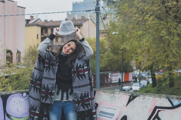 Piękna młoda brunetka pozowanie na ulicach miasta — Zdjęcie stockowe