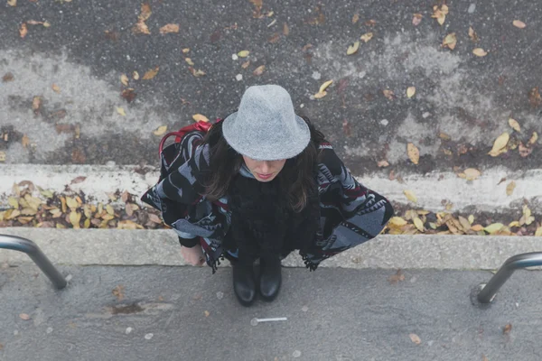 Pohled shora krásná mladá brunetka pózuje v ulicích města — Stock fotografie
