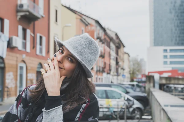 Linda jovem morena posando nas ruas da cidade — Fotografia de Stock