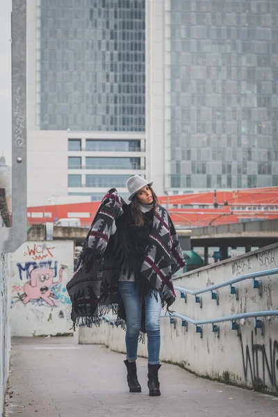 Hermosa joven morena posando en las calles de la ciudad — Foto de Stock