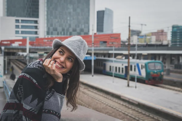 Piękna młoda brunetka pozowanie na ulicach miasta — Zdjęcie stockowe