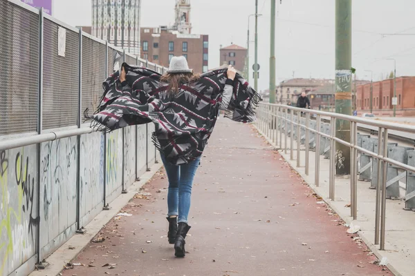 Hermosa joven morena posando en las calles de la ciudad — Foto de Stock