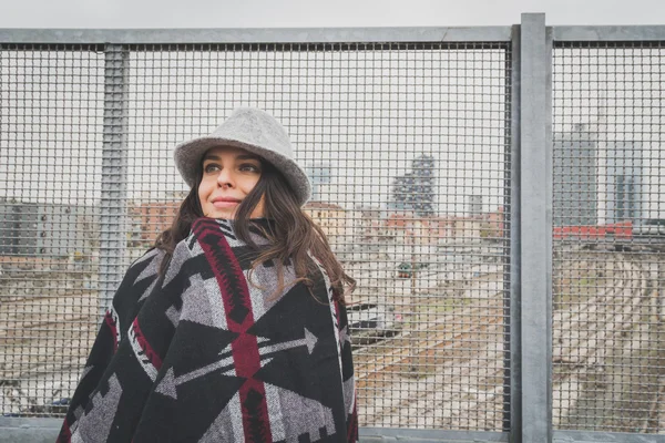 Hermosa joven morena posando en las calles de la ciudad — Foto de Stock