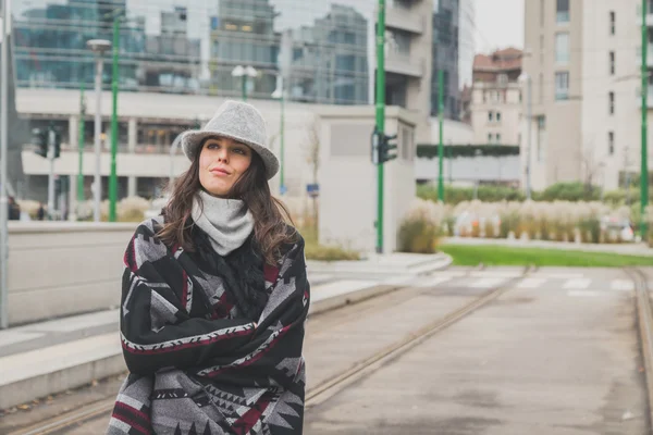 Linda jovem morena posando nas ruas da cidade — Fotografia de Stock