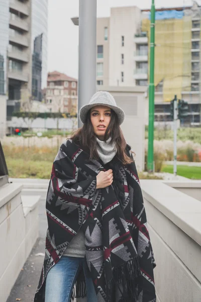 Linda jovem morena posando nas ruas da cidade — Fotografia de Stock