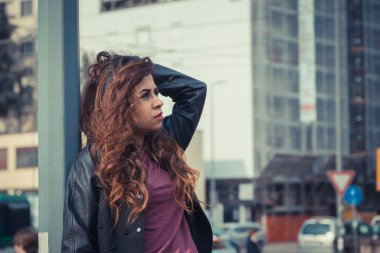 Güzel kız bir kentsel bağlamda poz