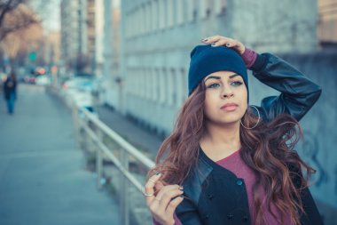 Güzel kız bir kentsel bağlamda poz