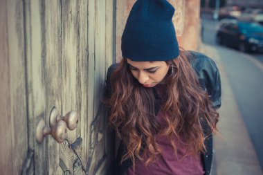 Güzel kız bir kentsel bağlamda poz