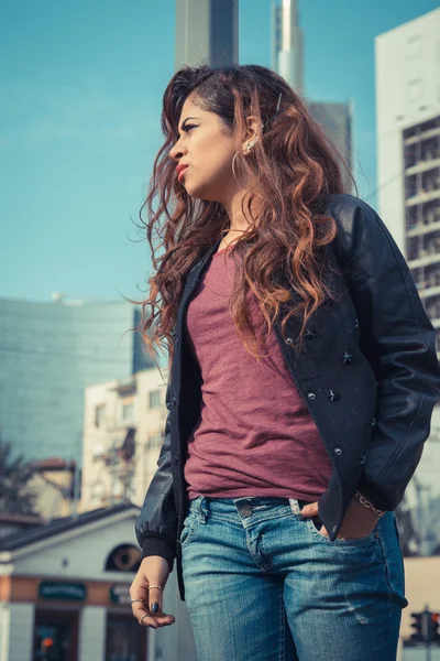 Menina bonita posando em um contexto urbano — Fotografia de Stock