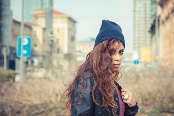 Bella ragazza in posa in un contesto urbano — Foto Stock