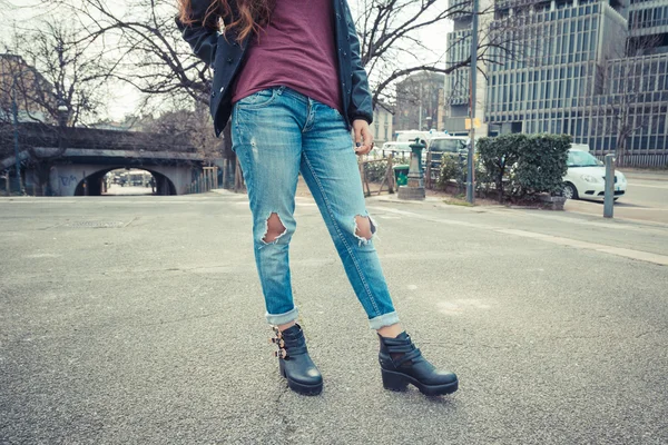 Detail of a girl posing in an urban context — Stock Photo, Image