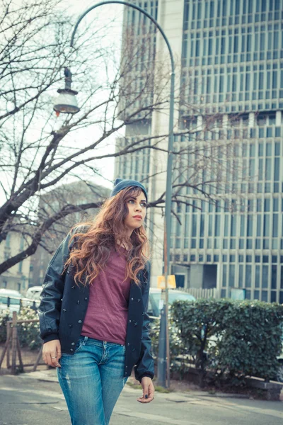 Beautiful girl posing in an urban context — Stock Photo, Image