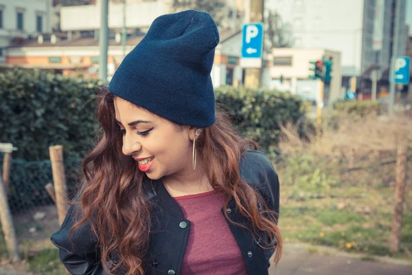 Hermosa chica posando en un contexto urbano — Foto de Stock