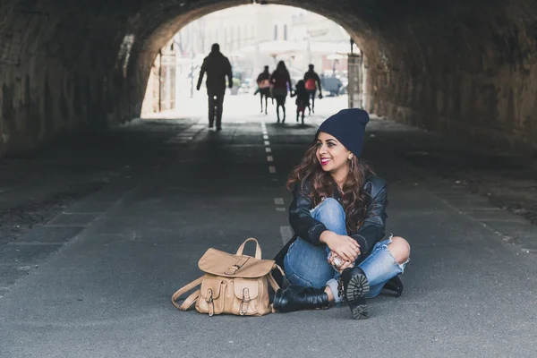 Vacker flicka poserar i en tunnel — Stockfoto