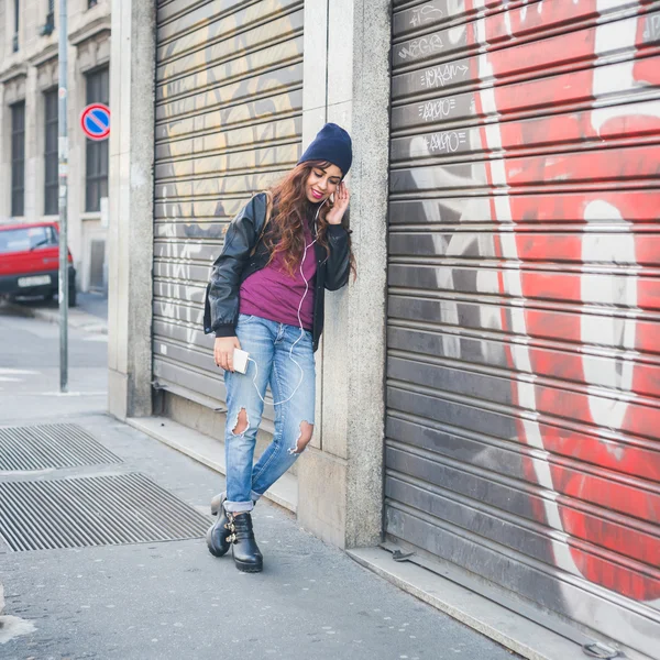 Bella ragazza in posa in un contesto urbano — Foto Stock