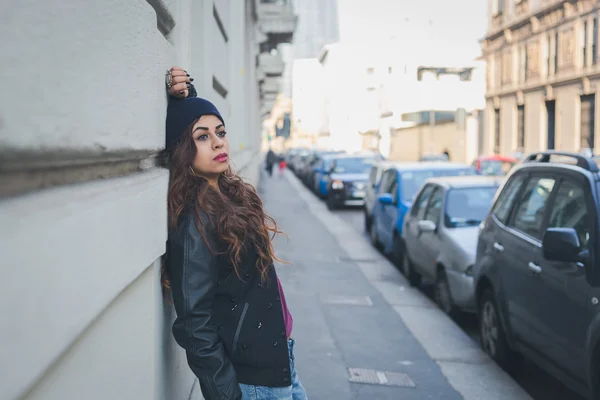 Mooi meisje poseren in een stedelijke context — Stockfoto