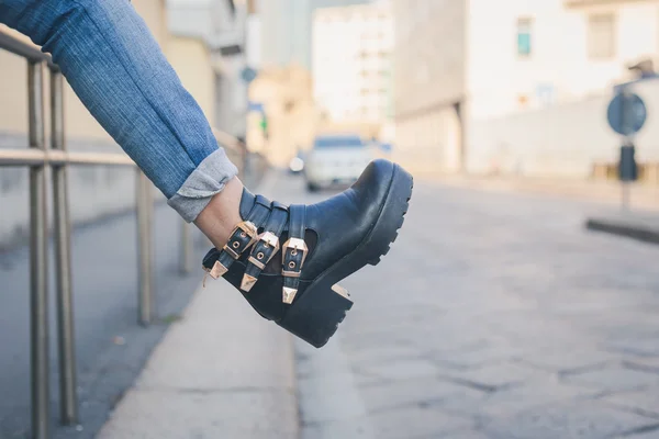 Detail of a girl posing in an urban context — Stock Photo, Image