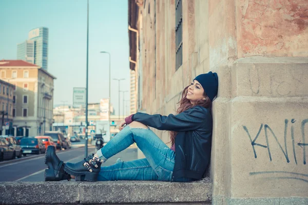 Beautiful girl posing in an urban context — Stock Photo, Image