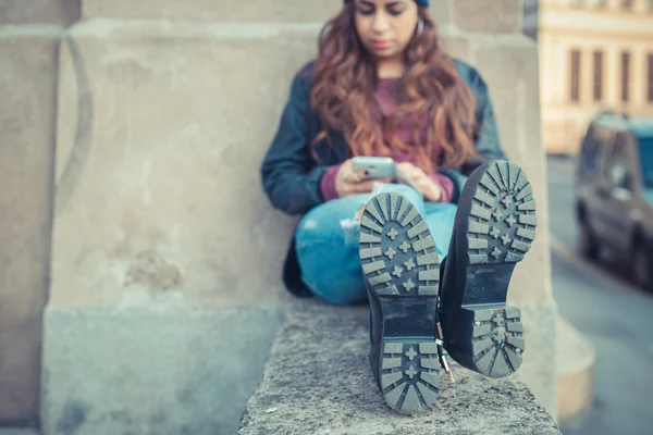 Bella ragazza in posa in un contesto urbano — Foto Stock