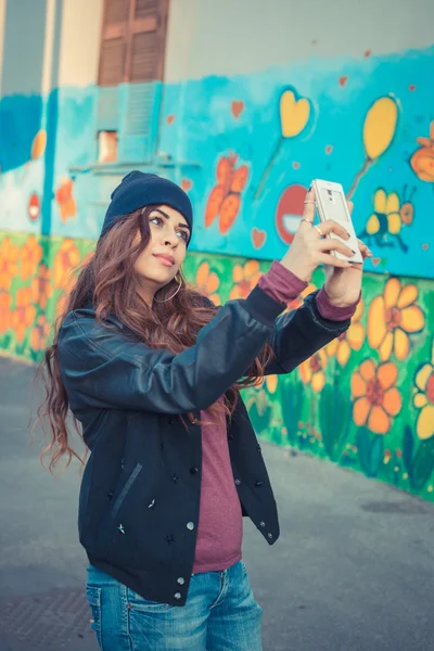 Beautiful girl taking a selfie in the city streets — Stock Photo, Image