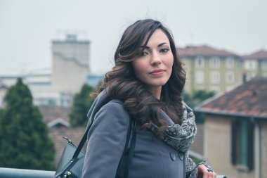 Güzel kız bir kentsel bağlamda poz