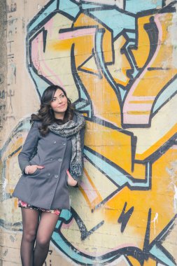 Güzel kız bir kentsel bağlamda poz