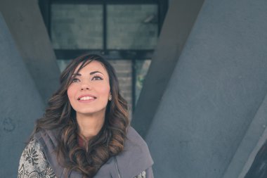 Güzel kız bir kentsel bağlamda poz