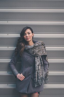 Güzel kız bir kentsel bağlamda poz