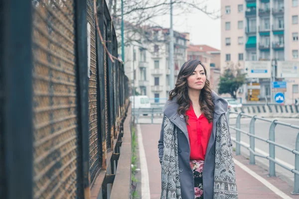 Bella ragazza in posa in un contesto urbano — Foto Stock